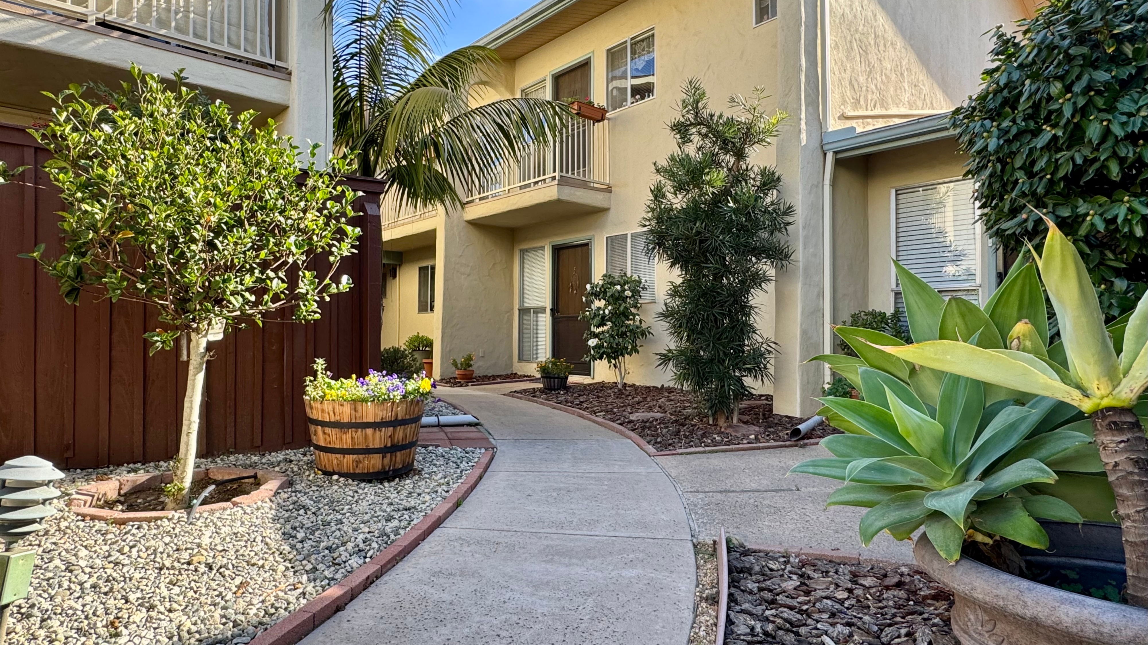 2109-2111-2115 De La Vina St., Photo - Slide07 Multifamily Property for Sale - 2109-2111-2115 De La Vina St., Santa Barbara, California, 93105 (6)
