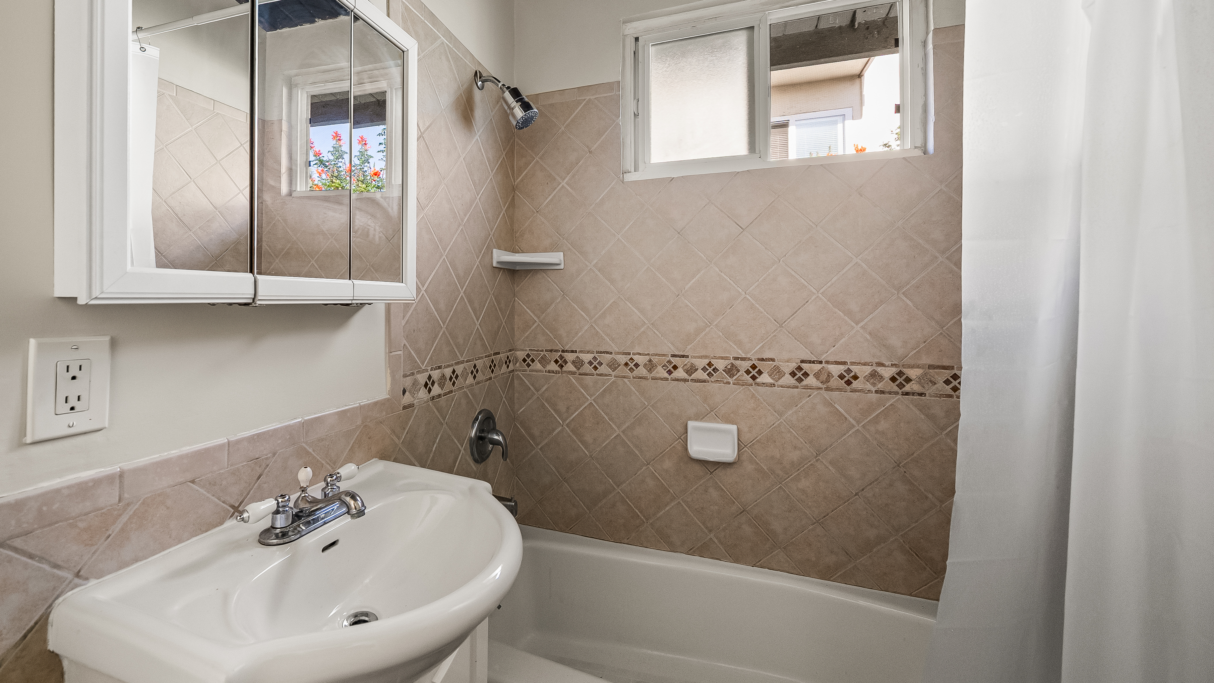 1011 Laguna St., Photo - Slide09 Multifamily Property for Sale - 1011 Laguna St., Santa Barbara, California, 93101 (6)