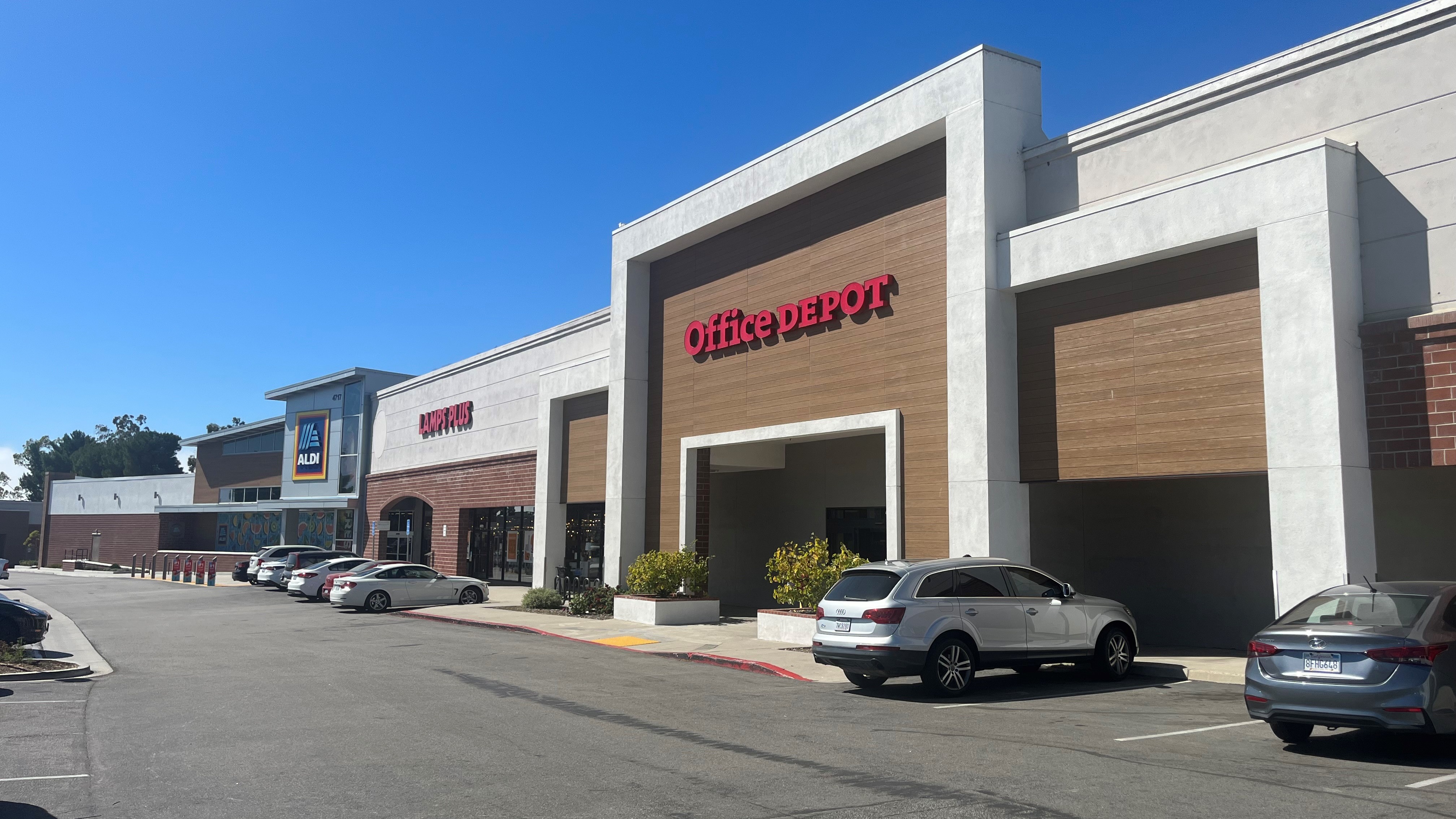 4687-4731 Telephone Rd., Photo - Slide02 Retail Property for Lease - 4687-4731 Telephone Rd., Ventura, California, 93003 (5)