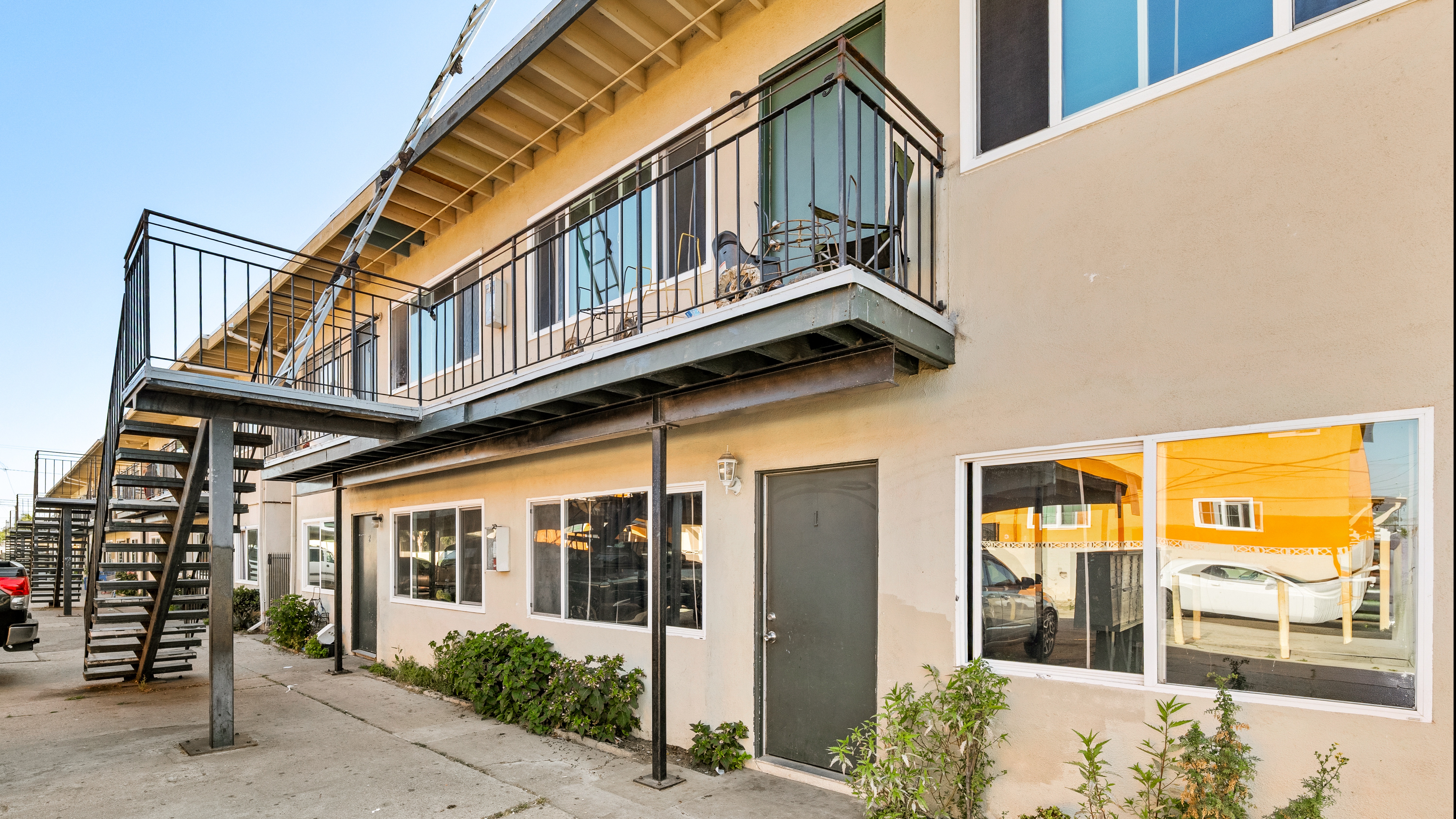 508 to 516 W Hill St, Photo - Slide02 Multifamily Property for Sale - 450, 508 & 516 W Hill St, Oxnard, California, 93033 (2)