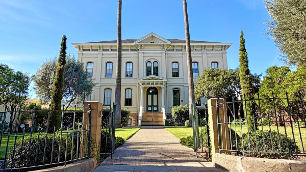 925 De La Vina St