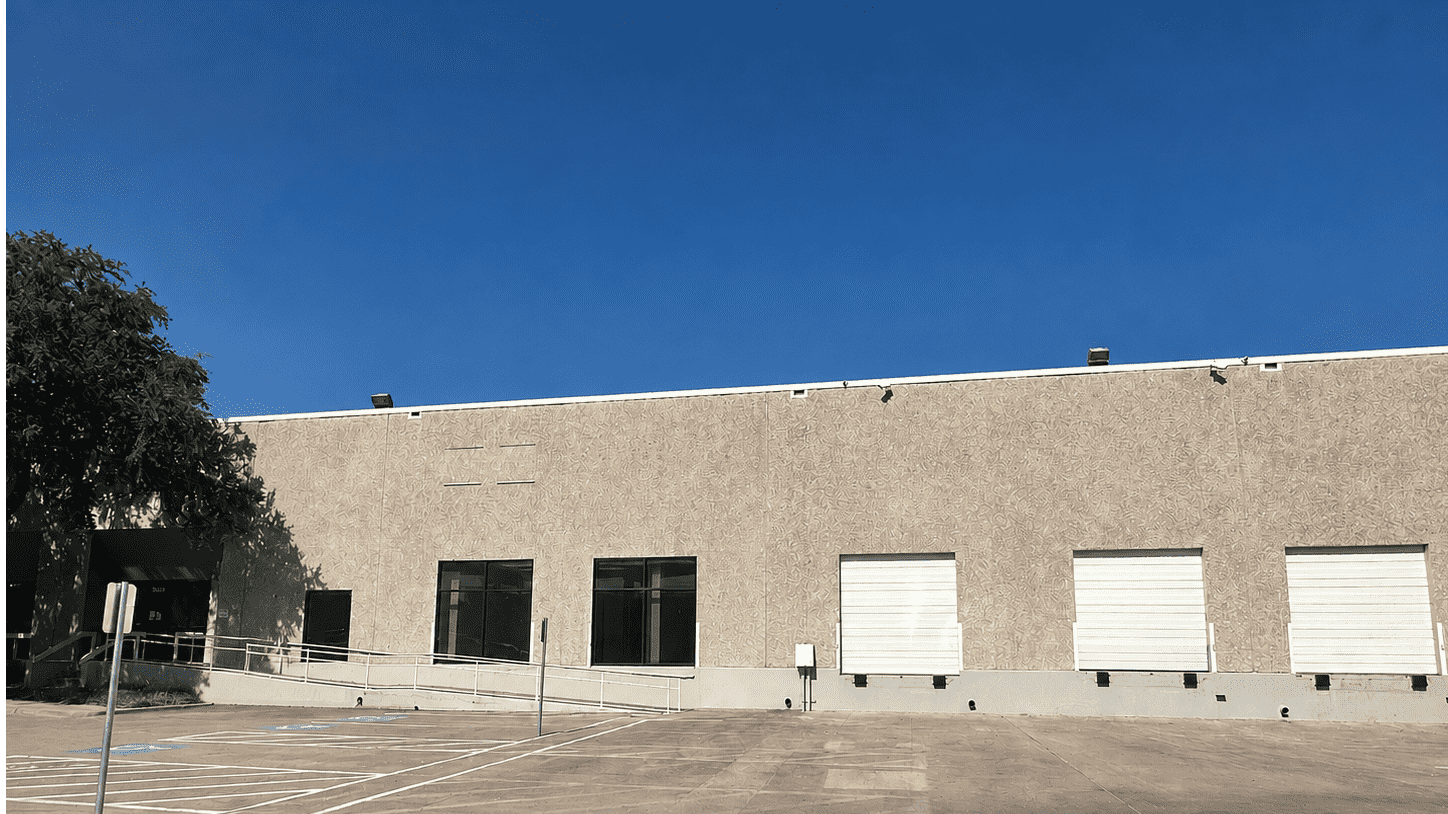 10741-10761 King William Dr, Exterior Building Photo - 10741 King William Exterior Image Propiedad industrial en renta - 10741-10761 King William Dr, Dallas, Texas, 75220 (1)