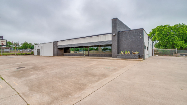 Industrial Property for Lease or Sale - 3855 South Fwy, Fort Worth, TX, 76110