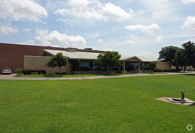 Industrial Property for Lease - 9010 John Carpenter Fwy, Dallas, Texas, 75247 (2)
