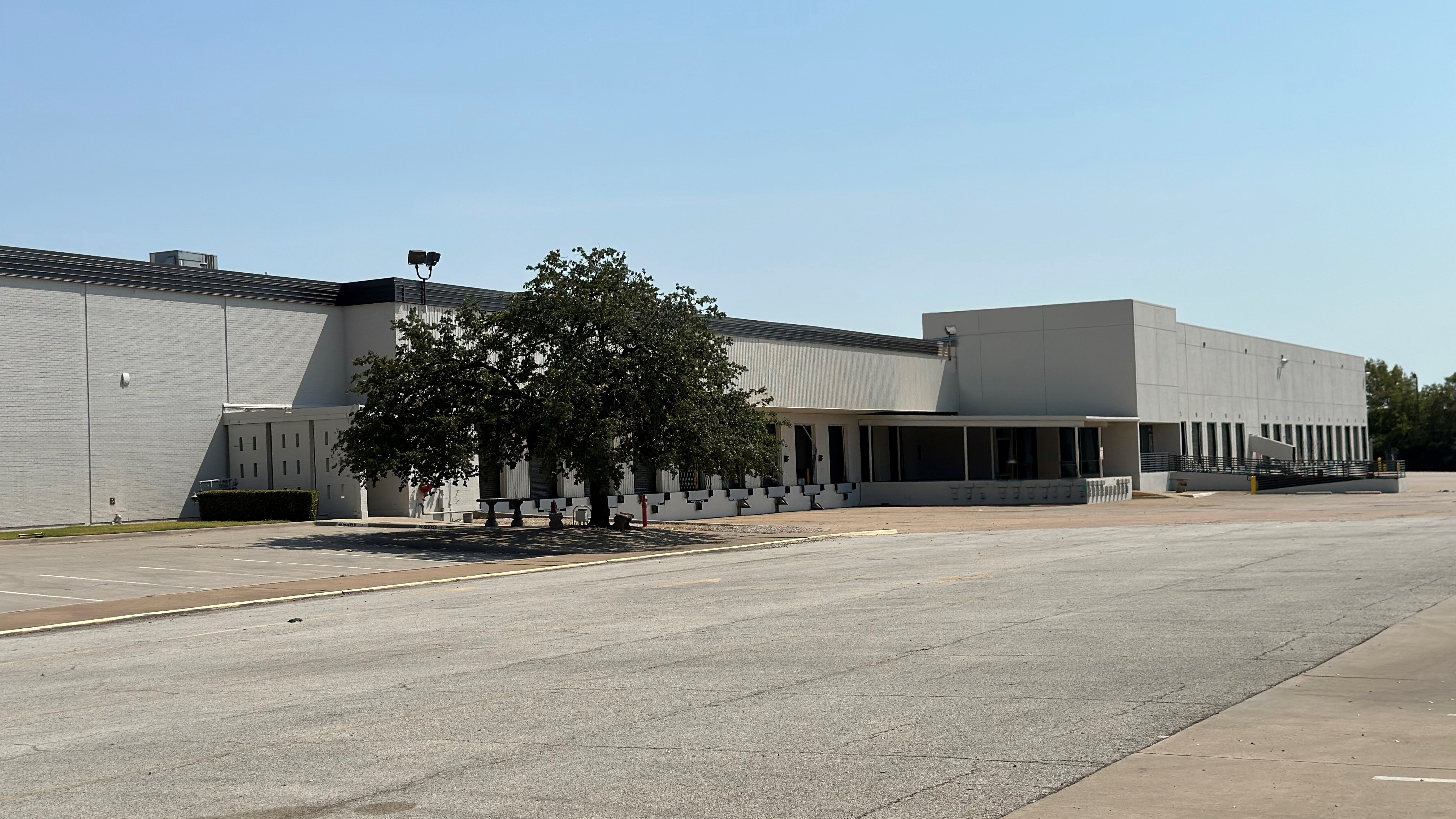 Industrial Space for Lease - 502 Fountain Pkwy, Grand Prairie, TX, 75050-1405